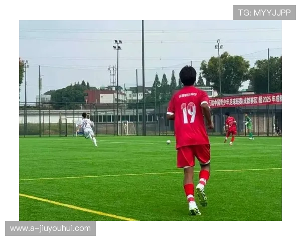 Tommy足球服打造热血赛场风潮展现青春活力与团队荣耀 Tommy足球服打造热血赛场风潮展现青春活力与团队荣耀